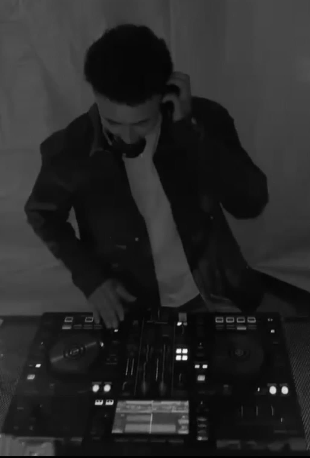 DJurny live tijdens een set