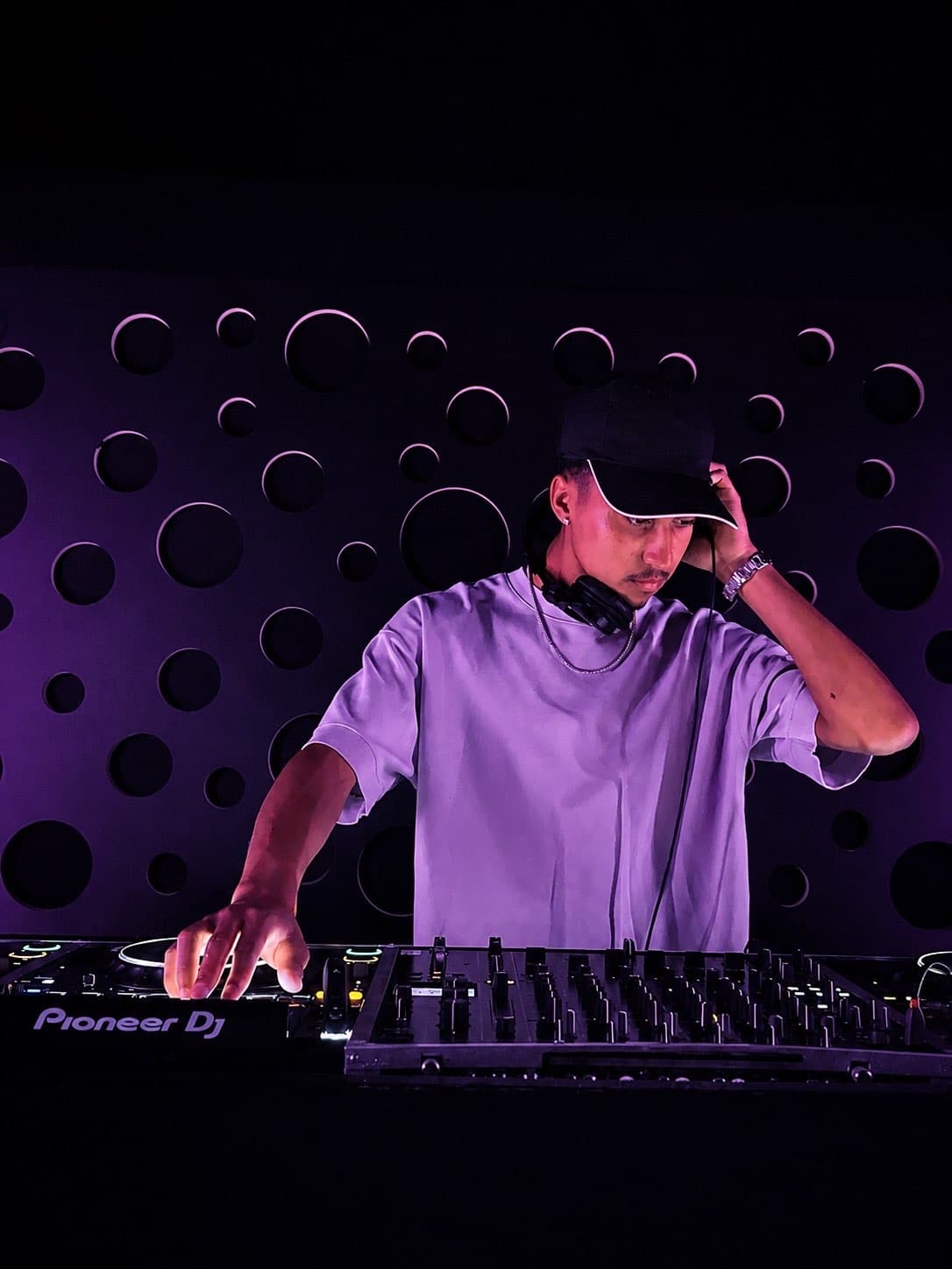 DJurny achter de decks